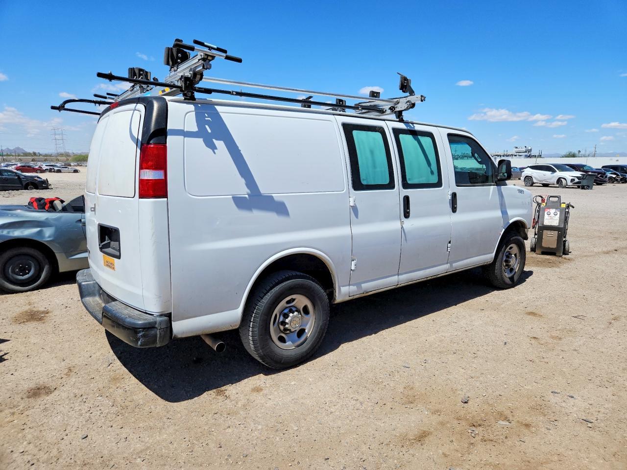2022 Chevrolet Express - Фото 3