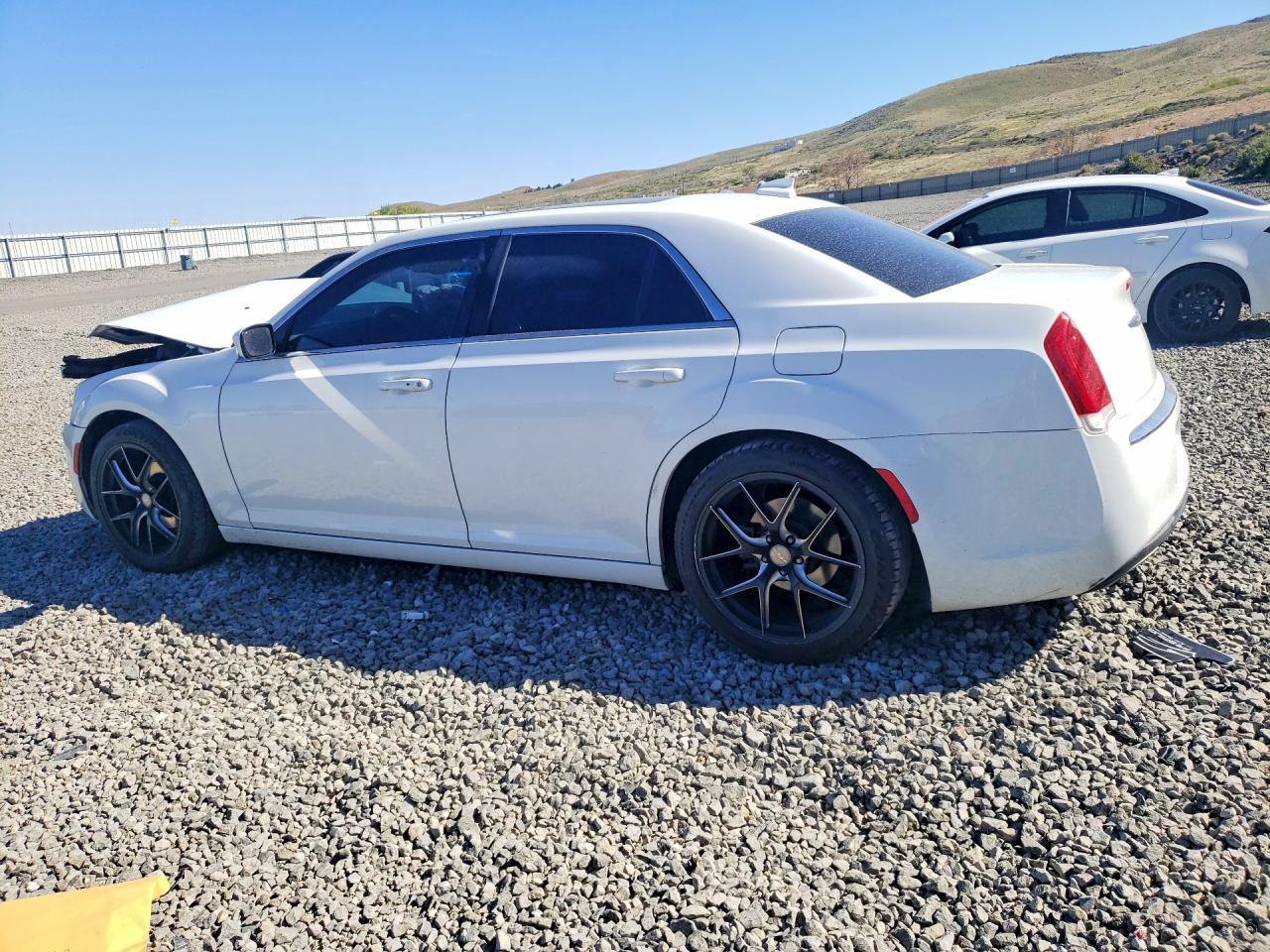 2016 Chrysler 300 Limited - Фото 2