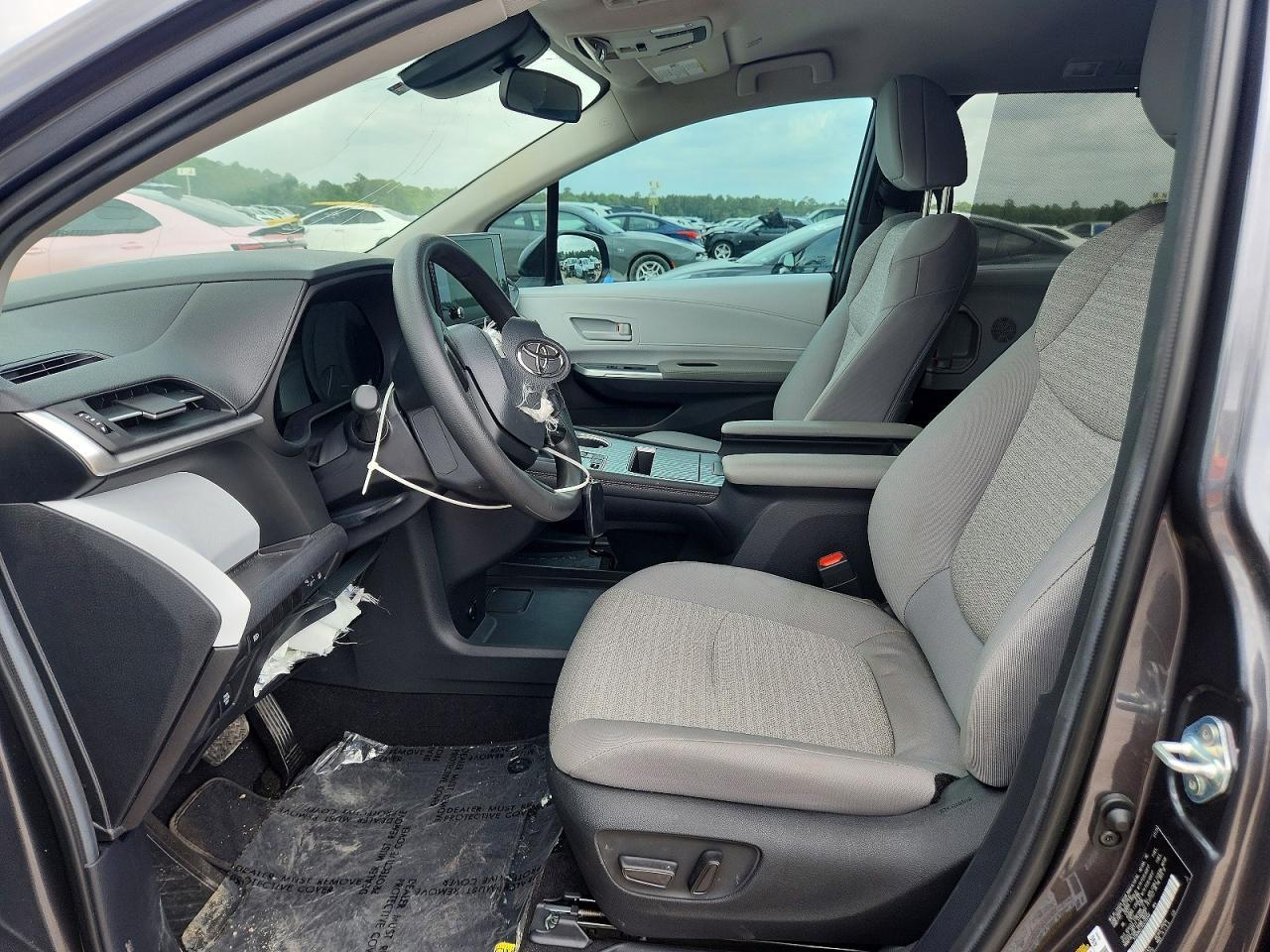 2025 Toyota Sienna Le 8-Passenger - Фото 7