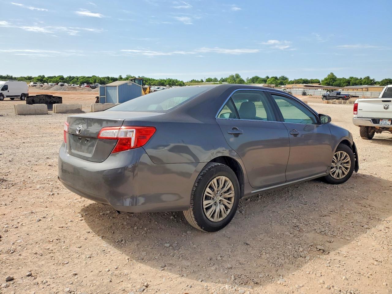 2014 Toyota Camry Le - Фото 3