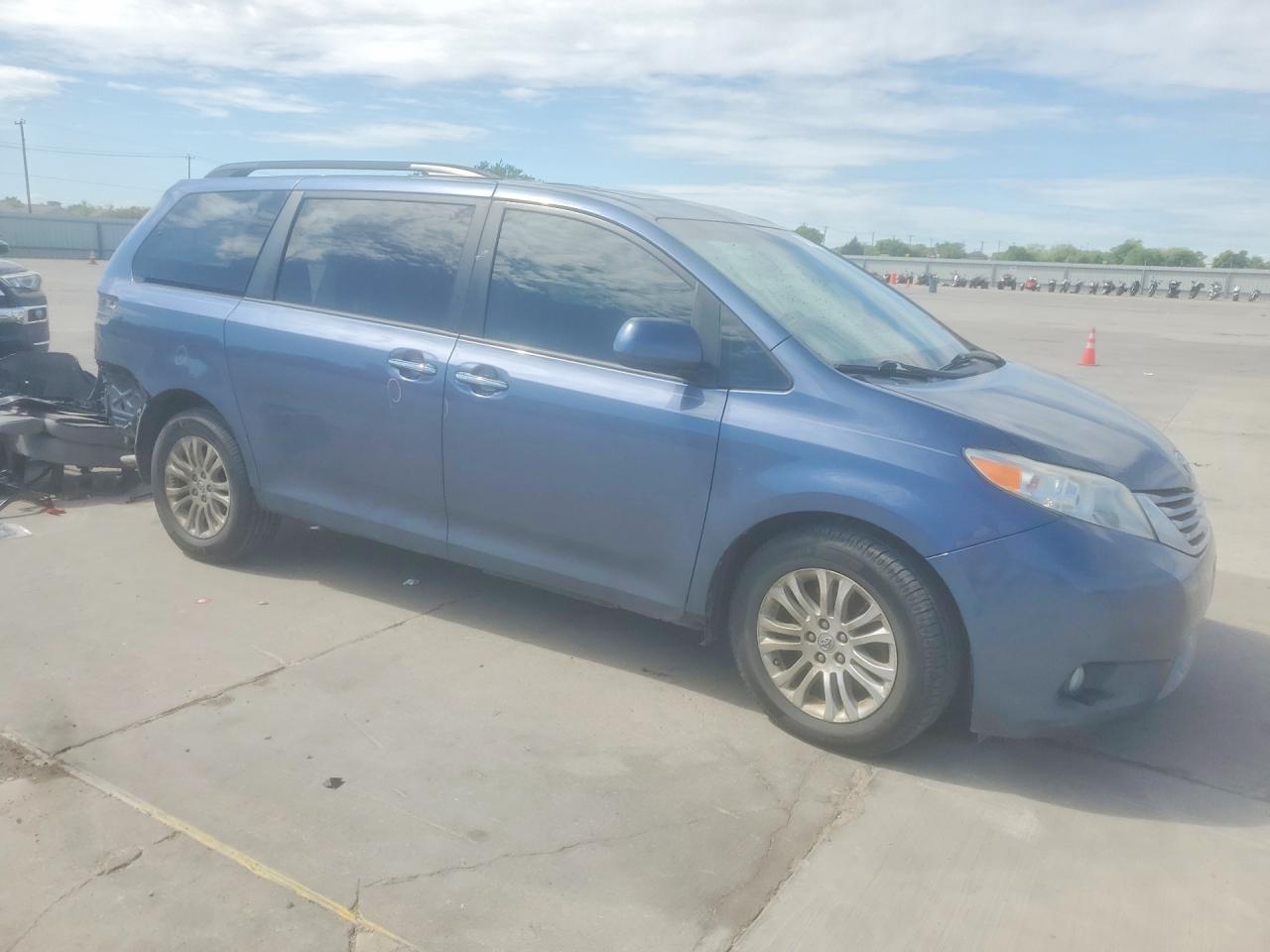 2016 Toyota Sienna Xle 8-Passenger - Фото 4