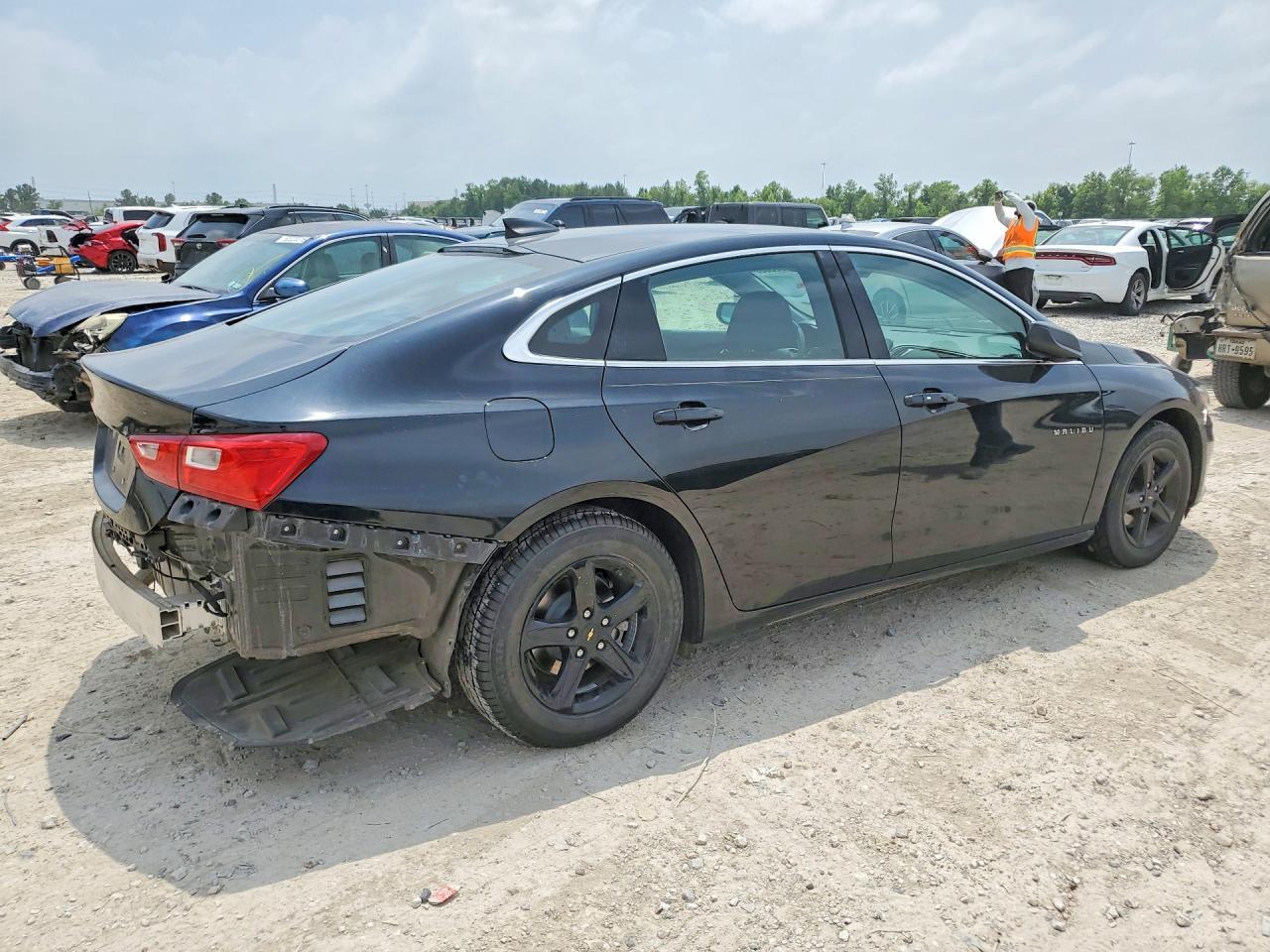 2022 Chevrolet Malibu Ls - Фото 3