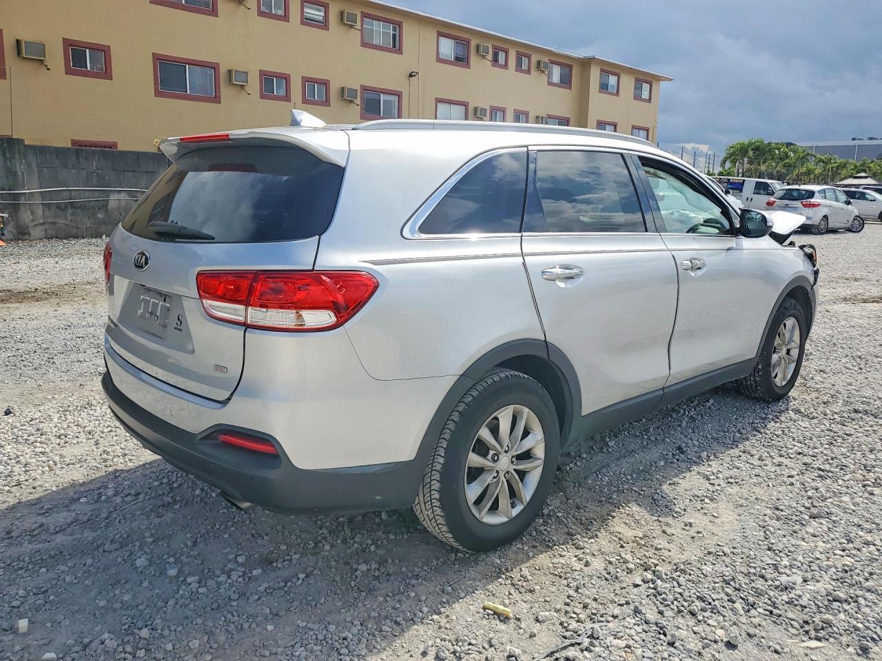 2016 Kia Sorento Lx - Image 3
