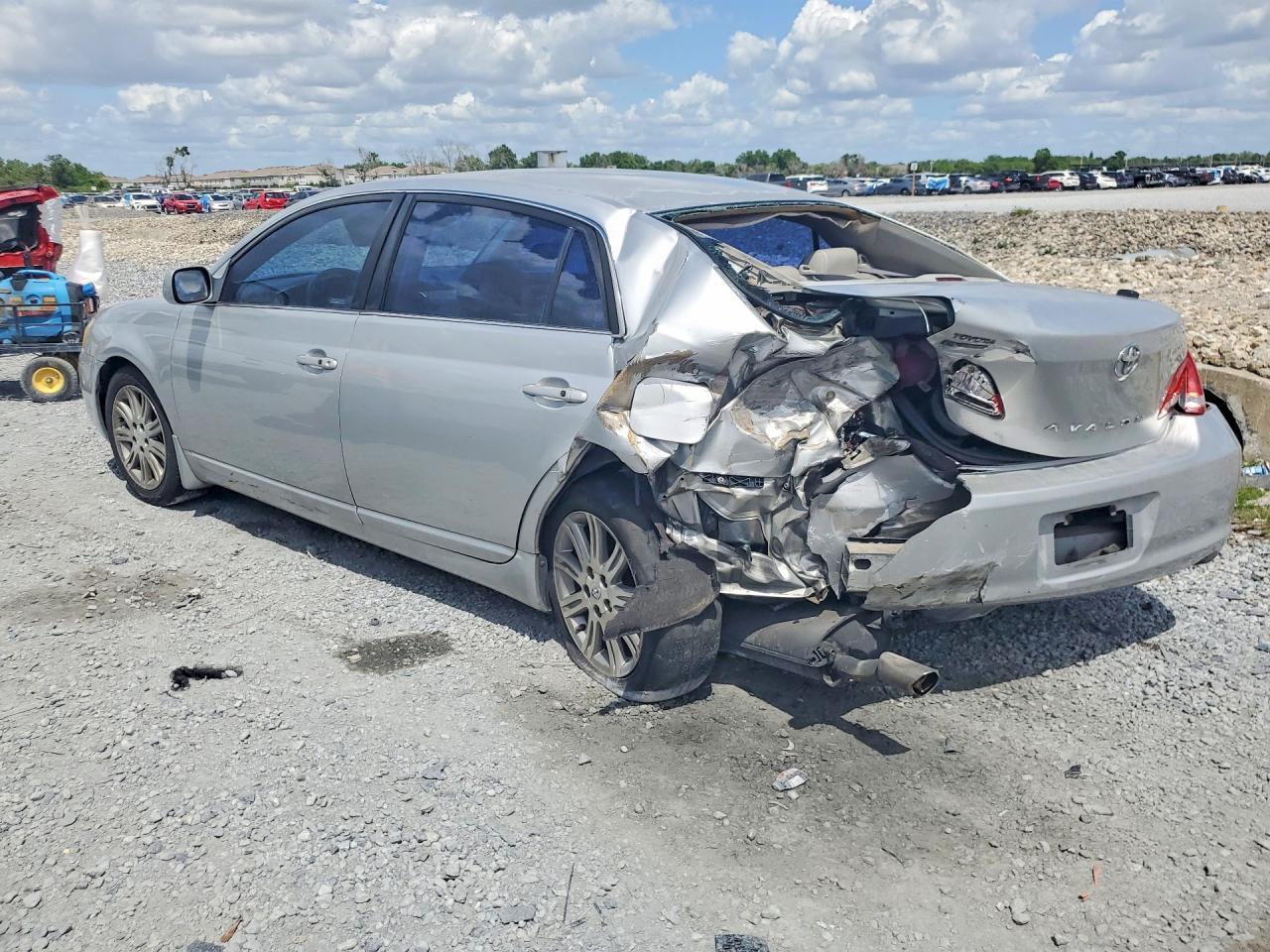 2005 Toyota Avalon Limited - Image 2