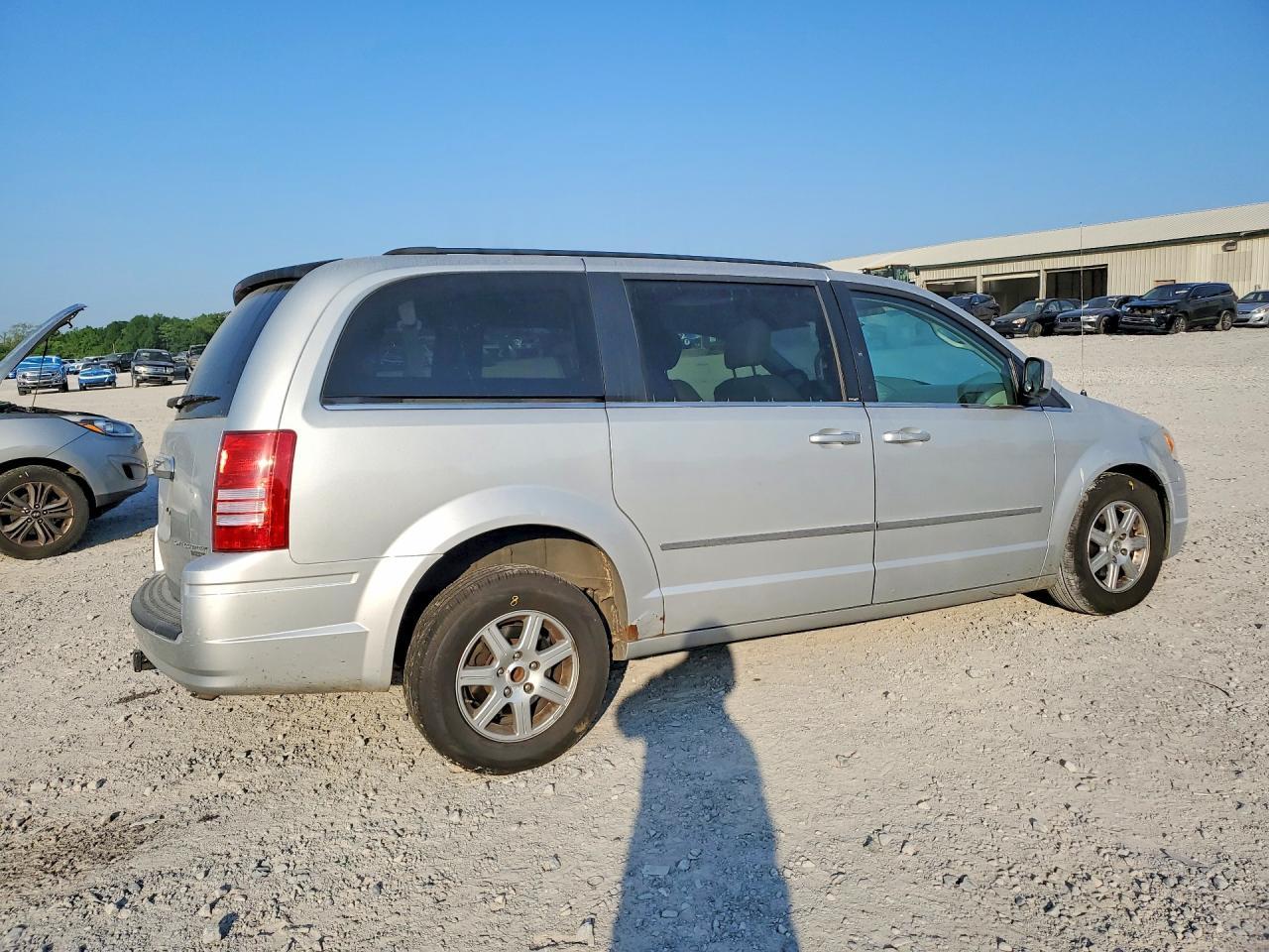 2010 Chrysler Town & Country Touring - Фото 3
