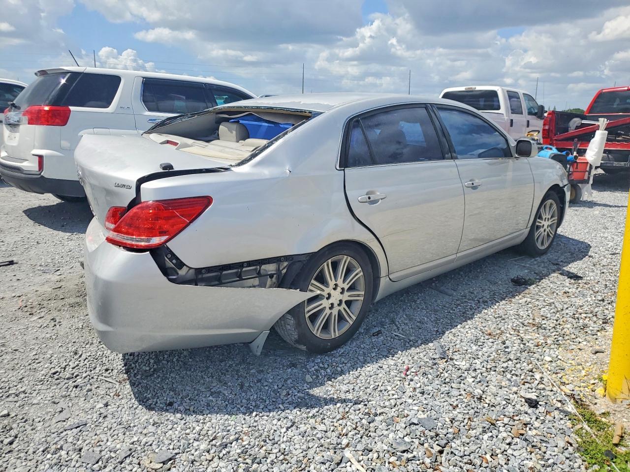 2005 Toyota Avalon Limited - Image 3