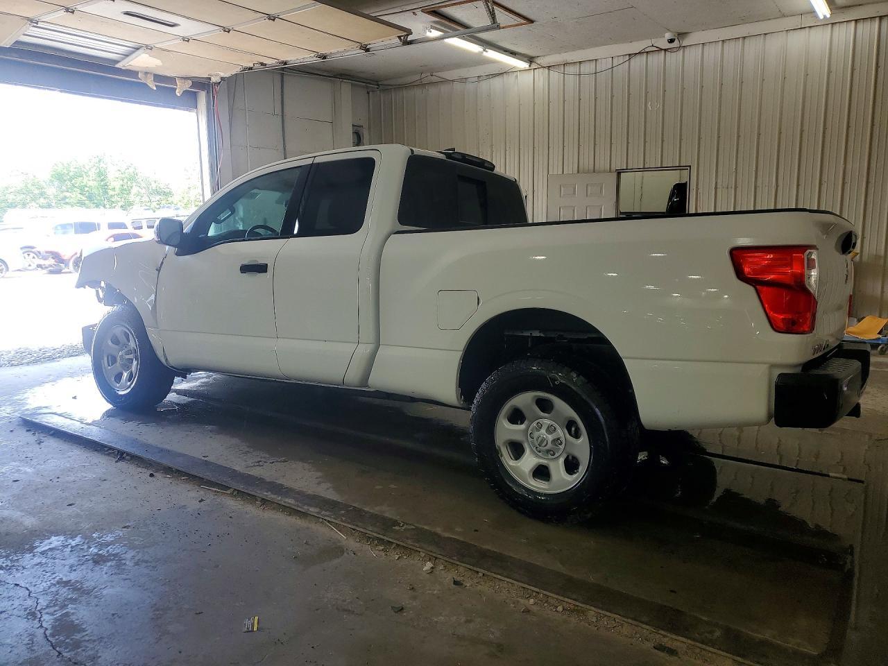 2022 Nissan Titan S - Фото 2