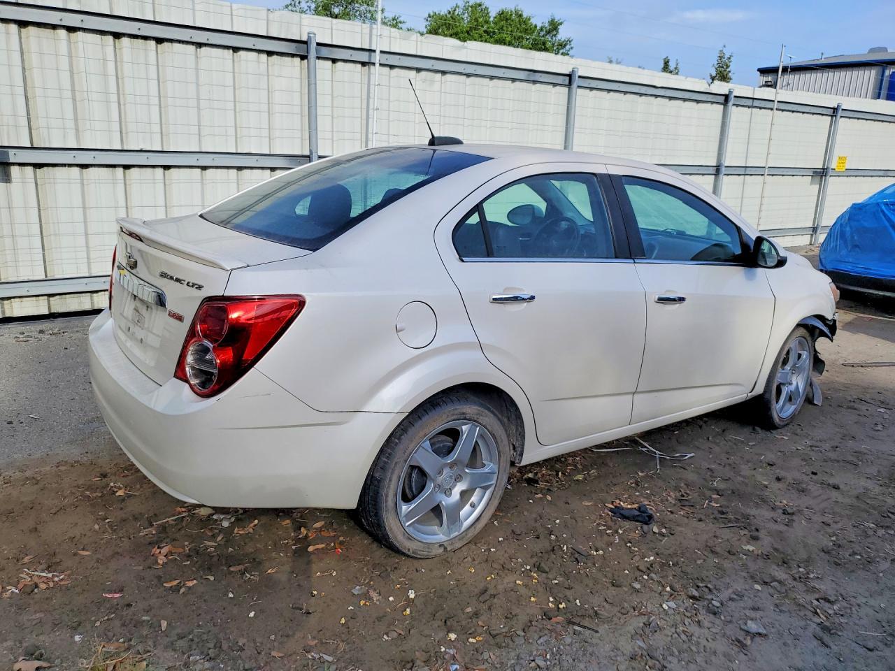 2015 Chevrolet Sonic Ltz - Image 3