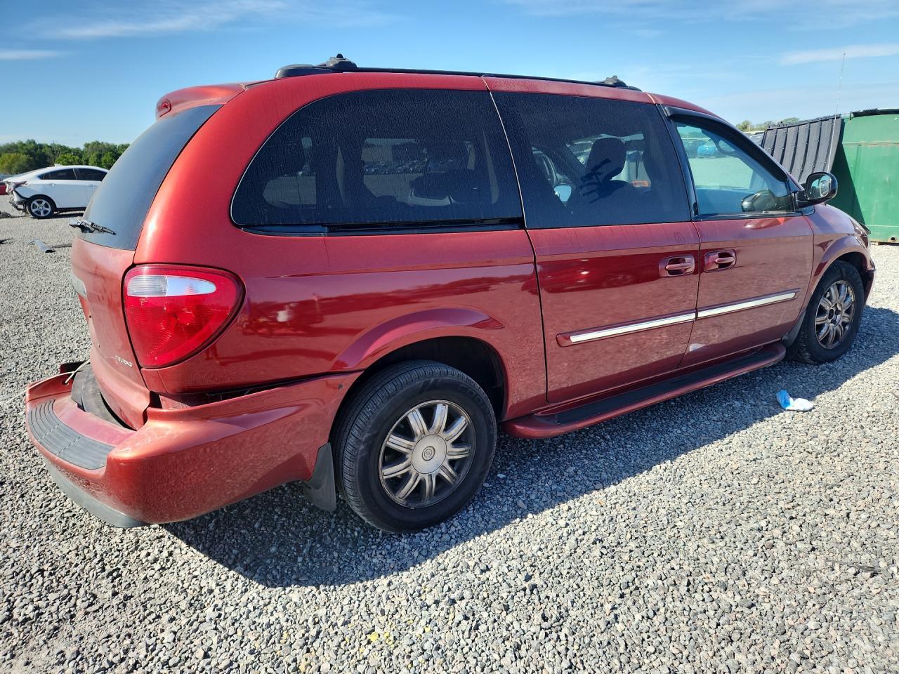 2005 Chrysler Town & Country Touring - Image 3