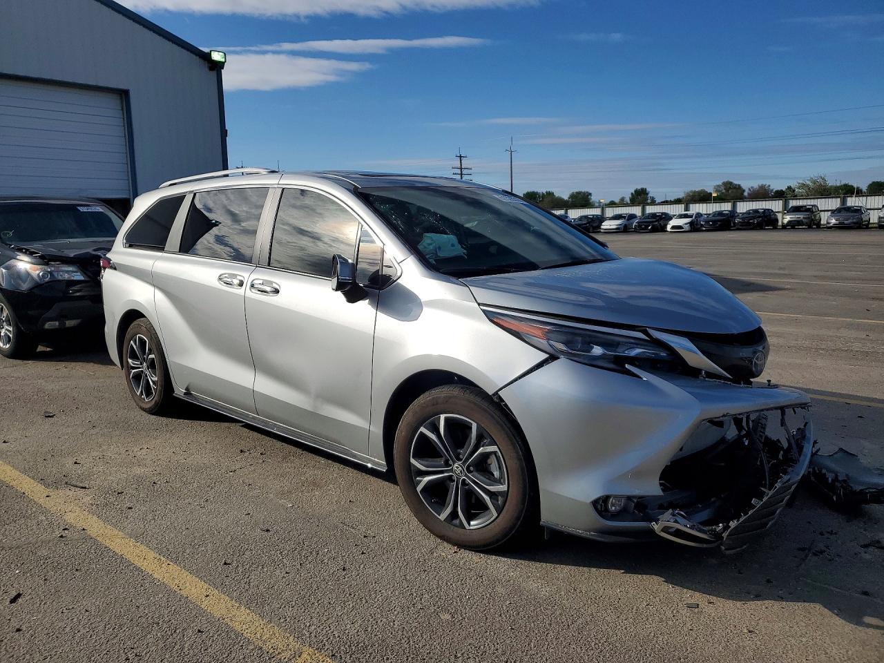 2025 Toyota Sienna Platinum 7-Passenger - Фото 4
