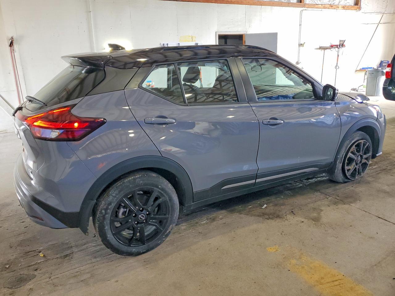 2023 Nissan Kicks Sr - Image 3