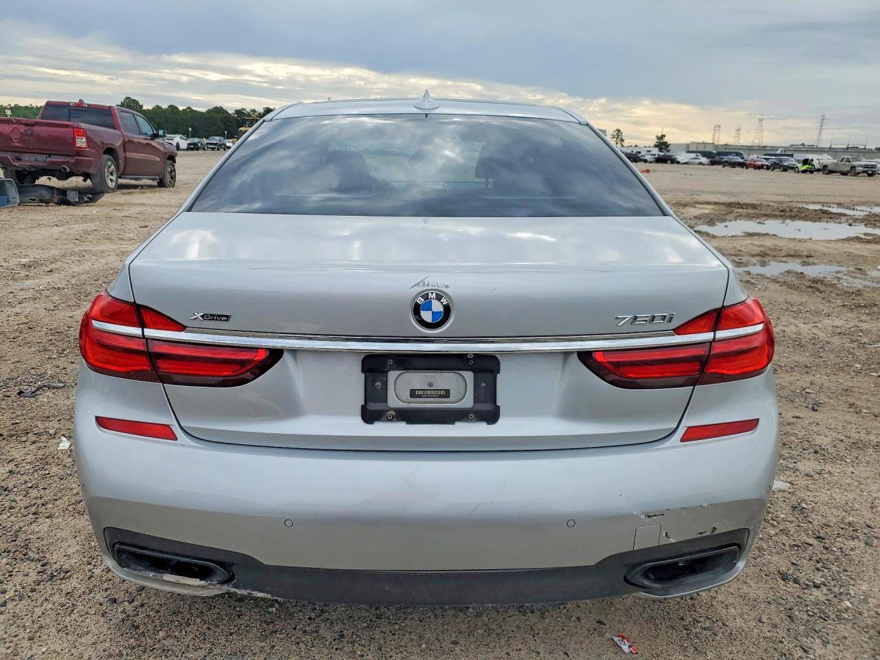 2017 BMW 750 Xi - Image 6