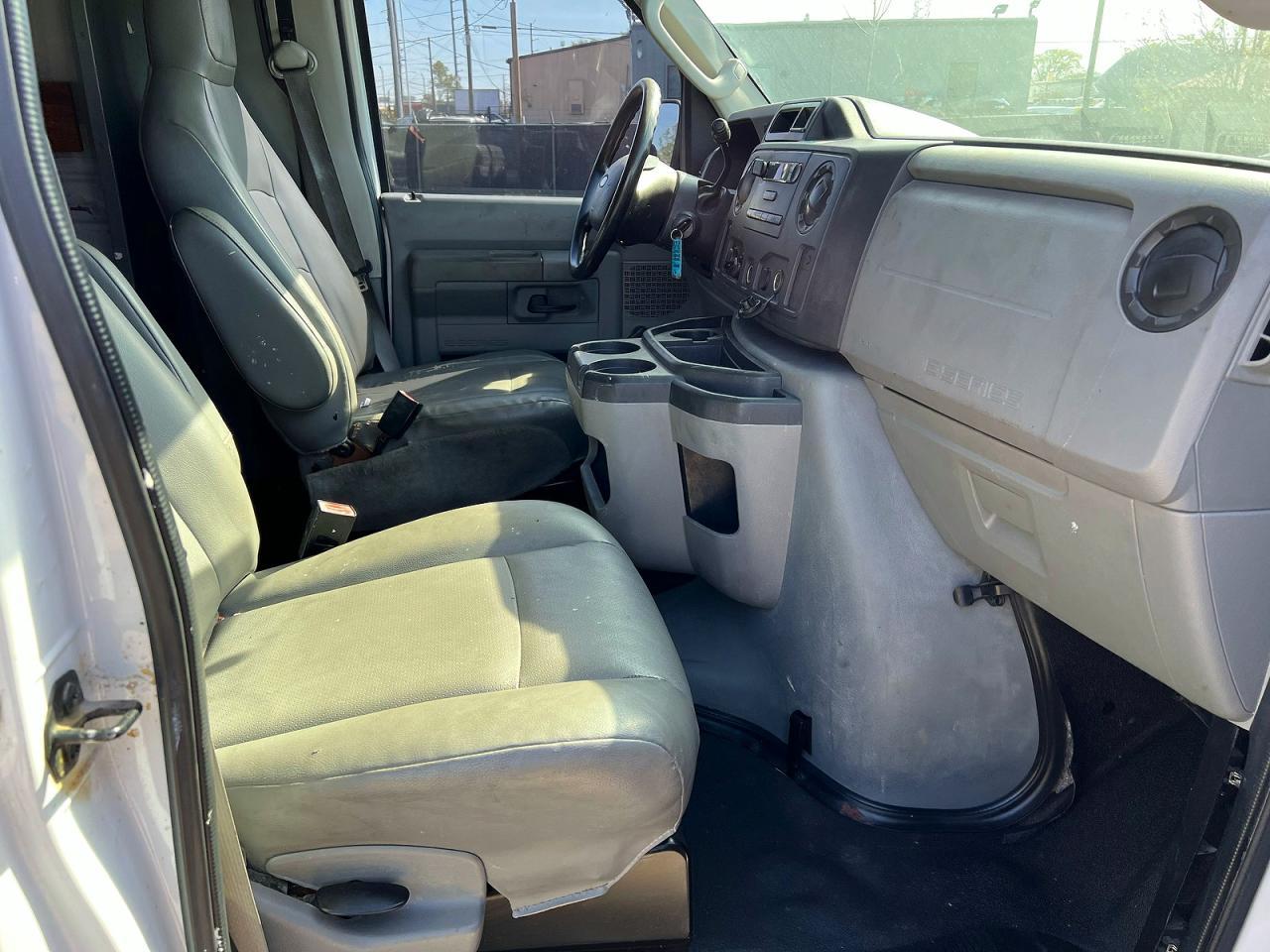 2010 Ford Econoline E250 Van - Фото 5