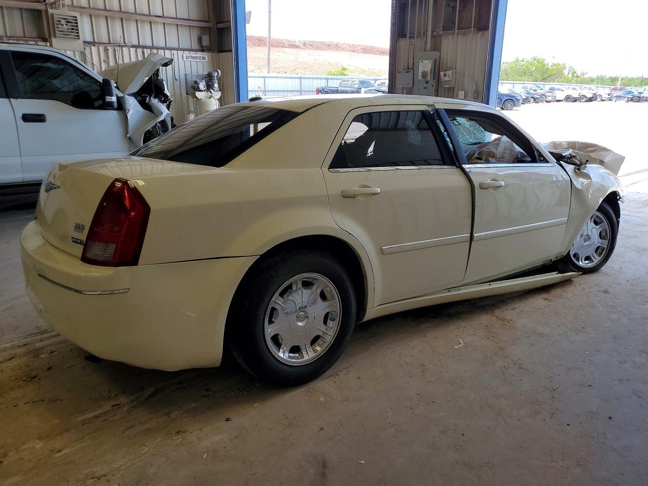 2006 Chrysler 300 Touring - Image 3