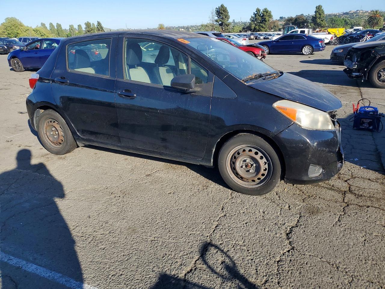 2013 Toyota Yaris 5-Door Le - Фото 4