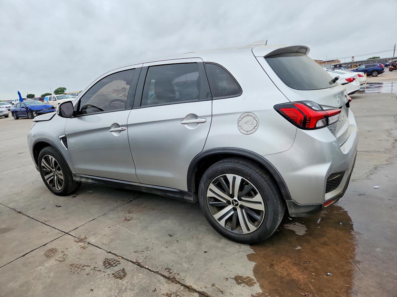 2021 Mitsubishi Outlander - Image 2