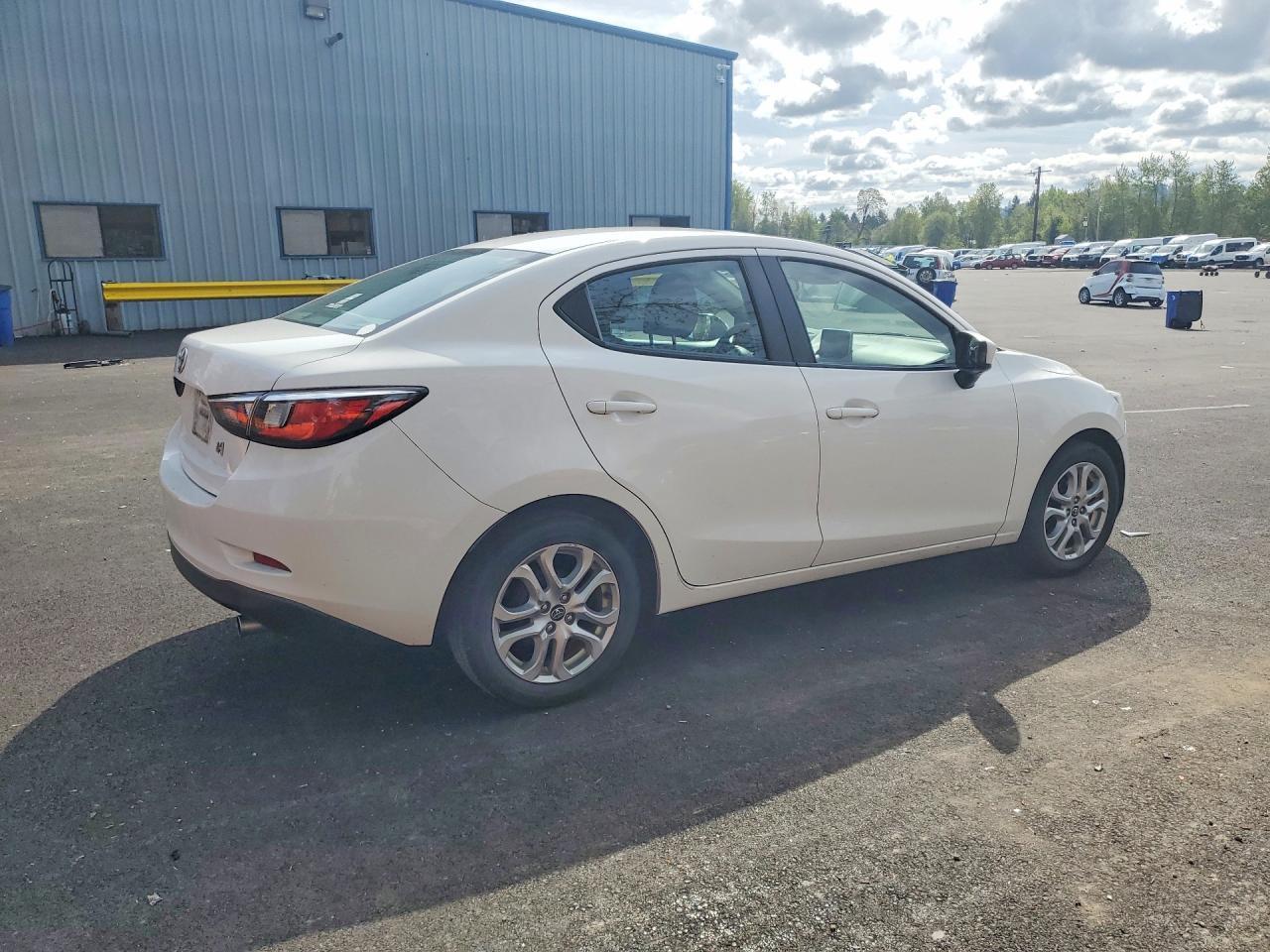 2017 Toyota Yaris Ia Base - Фото 3