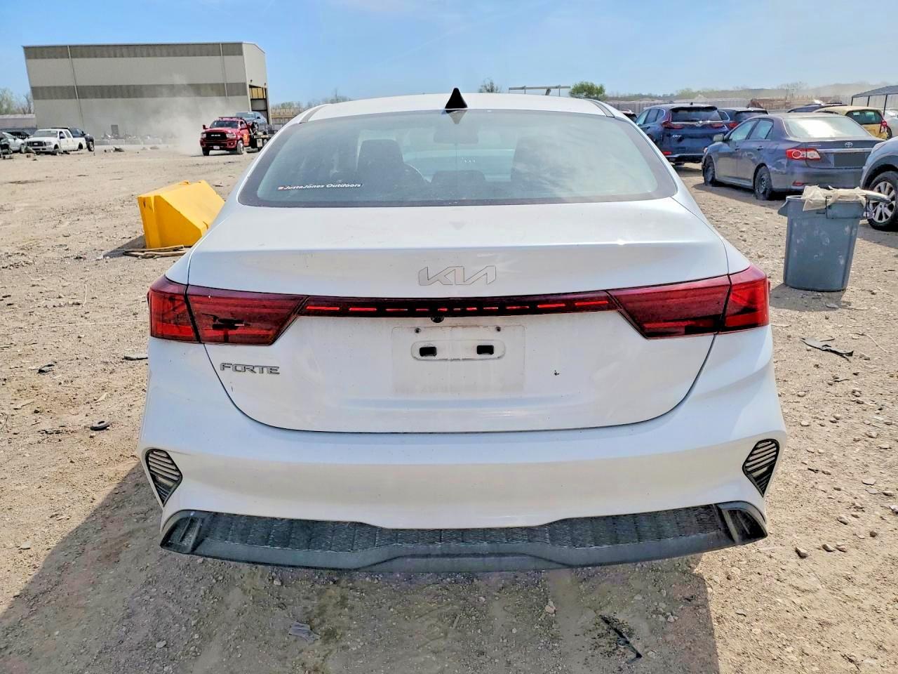 2023 Kia Forte Lxs - Image 6