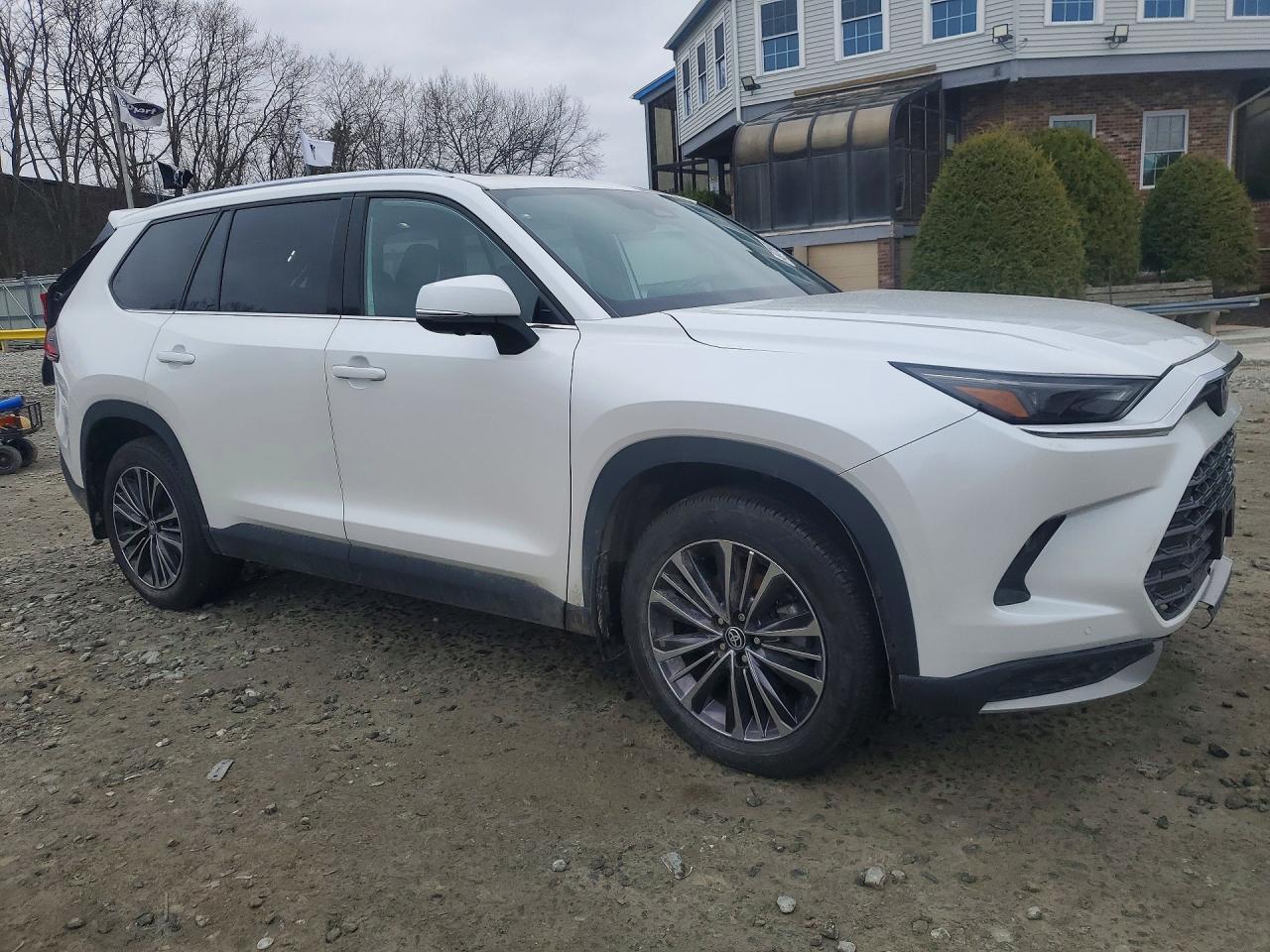 2024 Toyota Grand Highlander Hybrid Max Platinum - Image 4