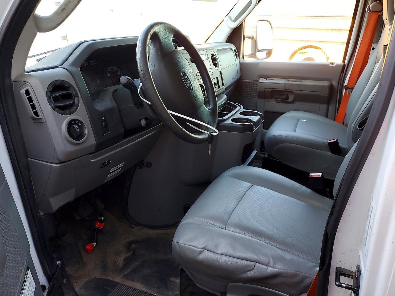 2018 Ford Econoline E450 Super Duty Cutaway Van - Фото 7
