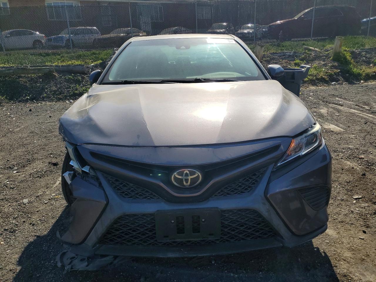 2020 Toyota Camry Se - Фото 5