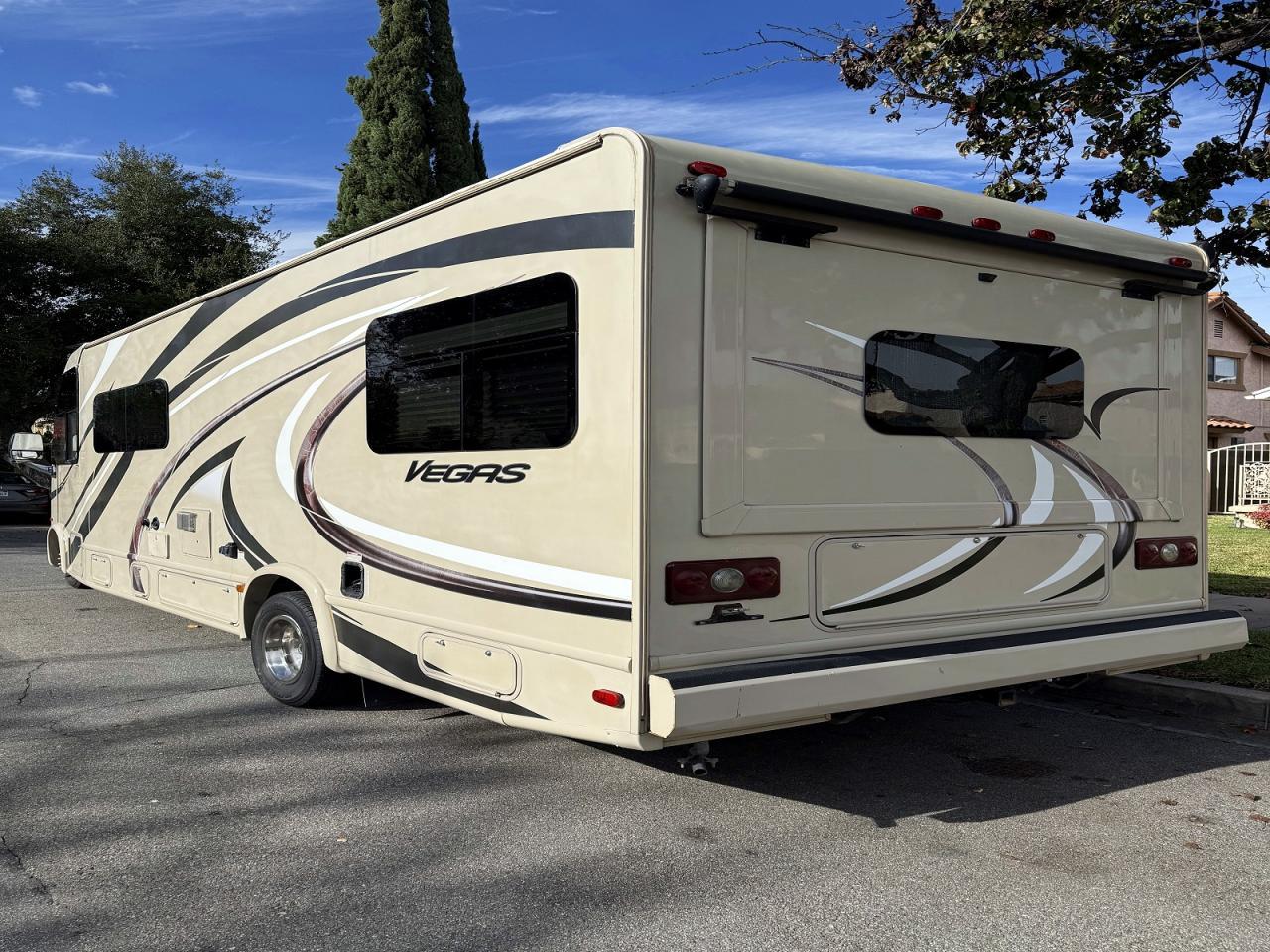 2016 Ford Econoline E450 Super Duty Commercial Stripped Chassis - Image 3