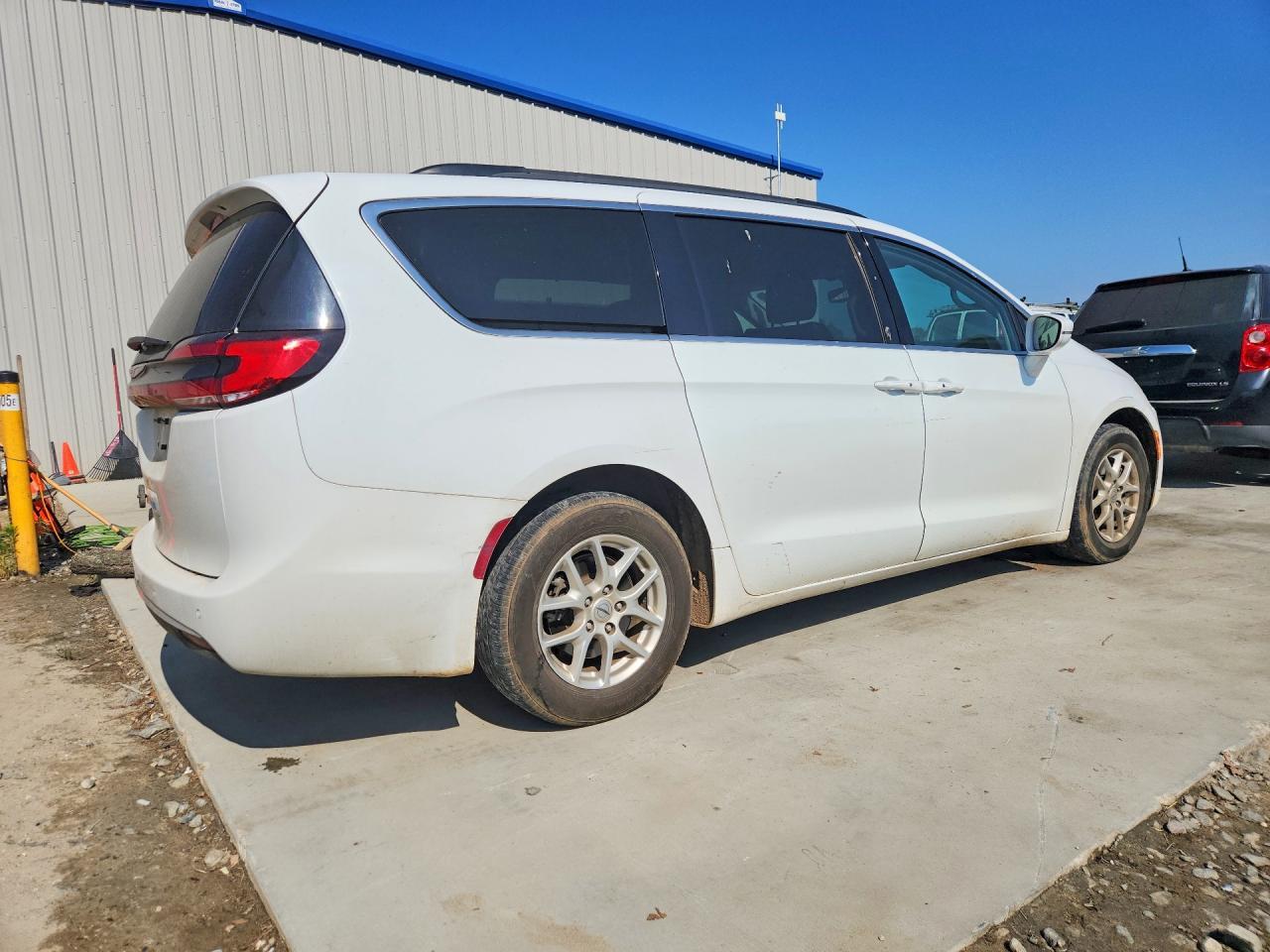 2022 Chrysler Pacifica Touring L - Image 3