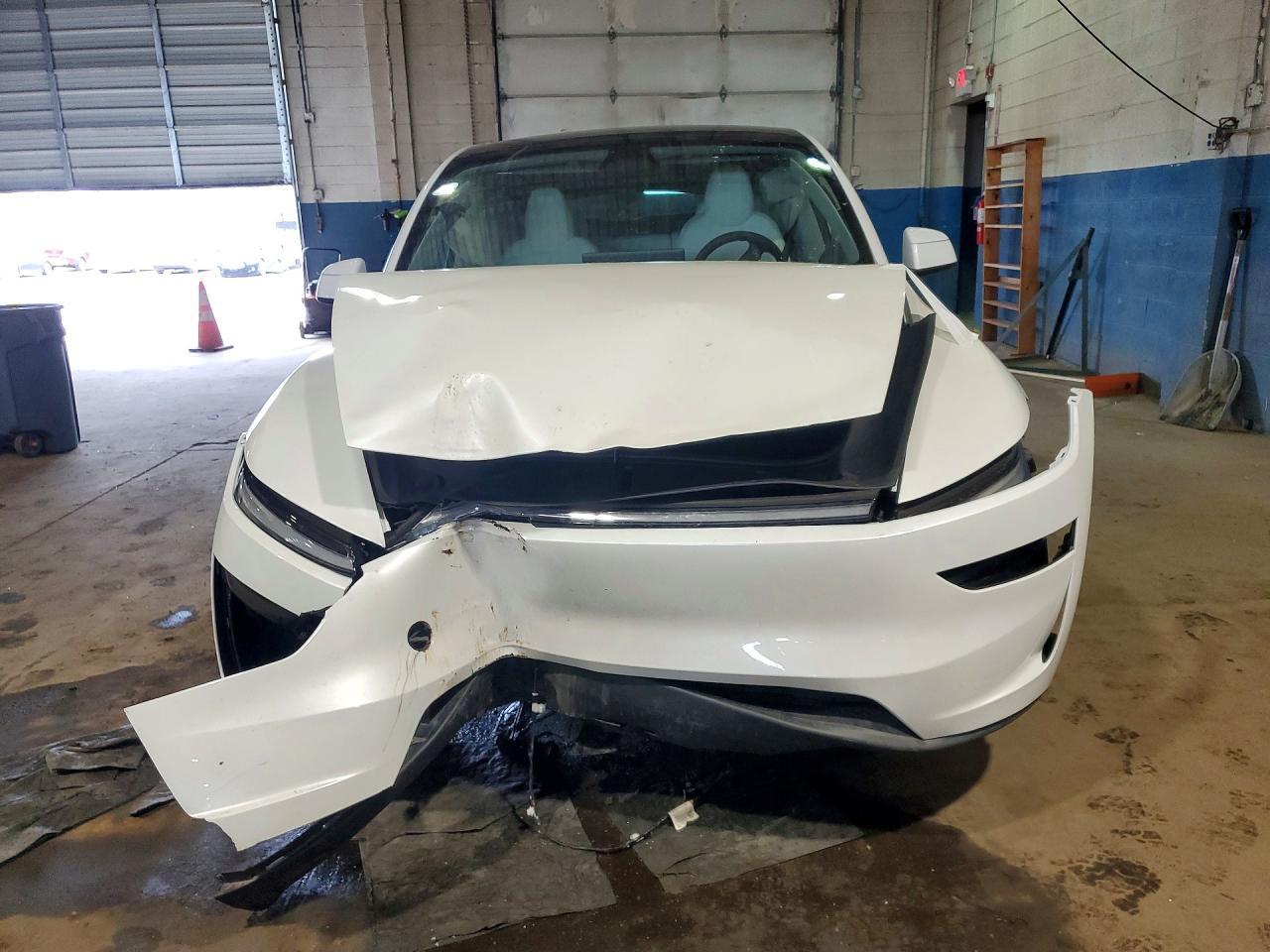 2026 Tesla Model Y - Фото 5
