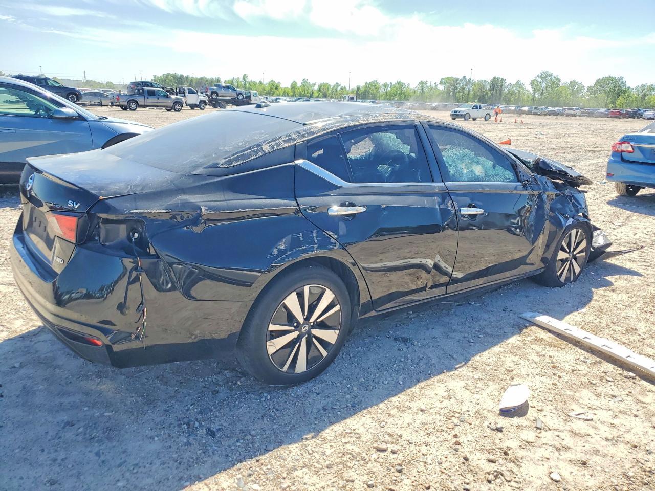 2022 Nissan Altima - Image 3