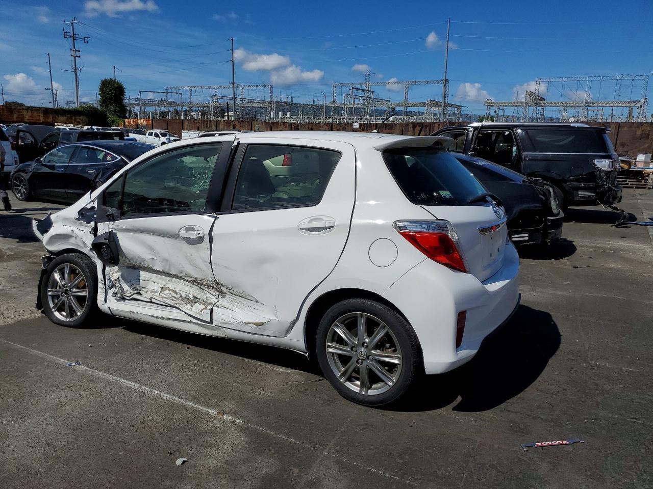 2013 Toyota Yaris 5-Door Se - Фото 2