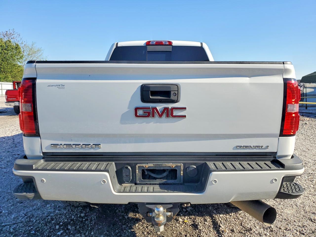 2017 GMC Sierra K2500 Denali - Image 6