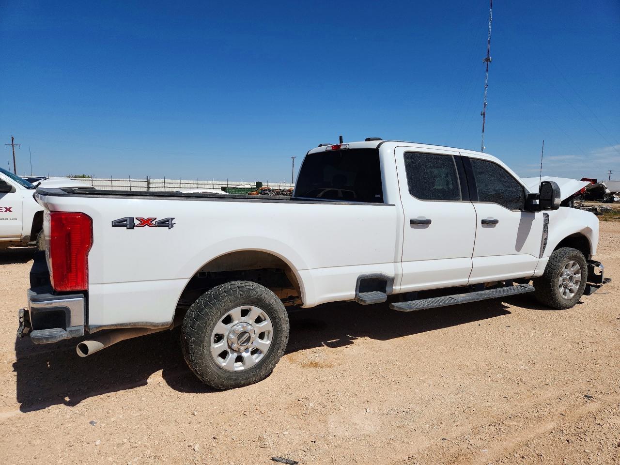 2023 Ford F250 Super Duty - Фото 3