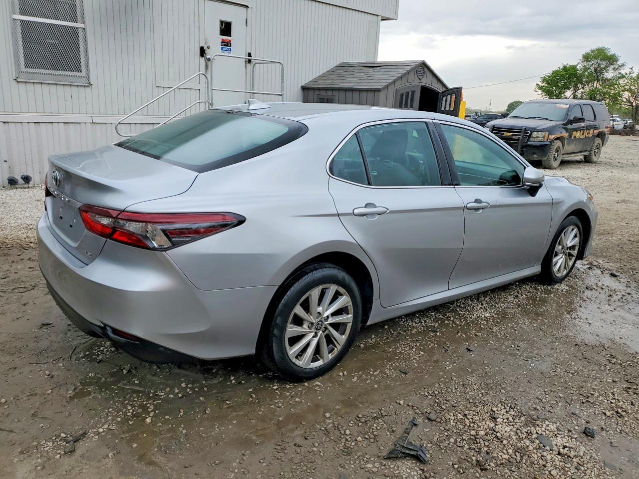 2023 Toyota Camry Le - Фото 3