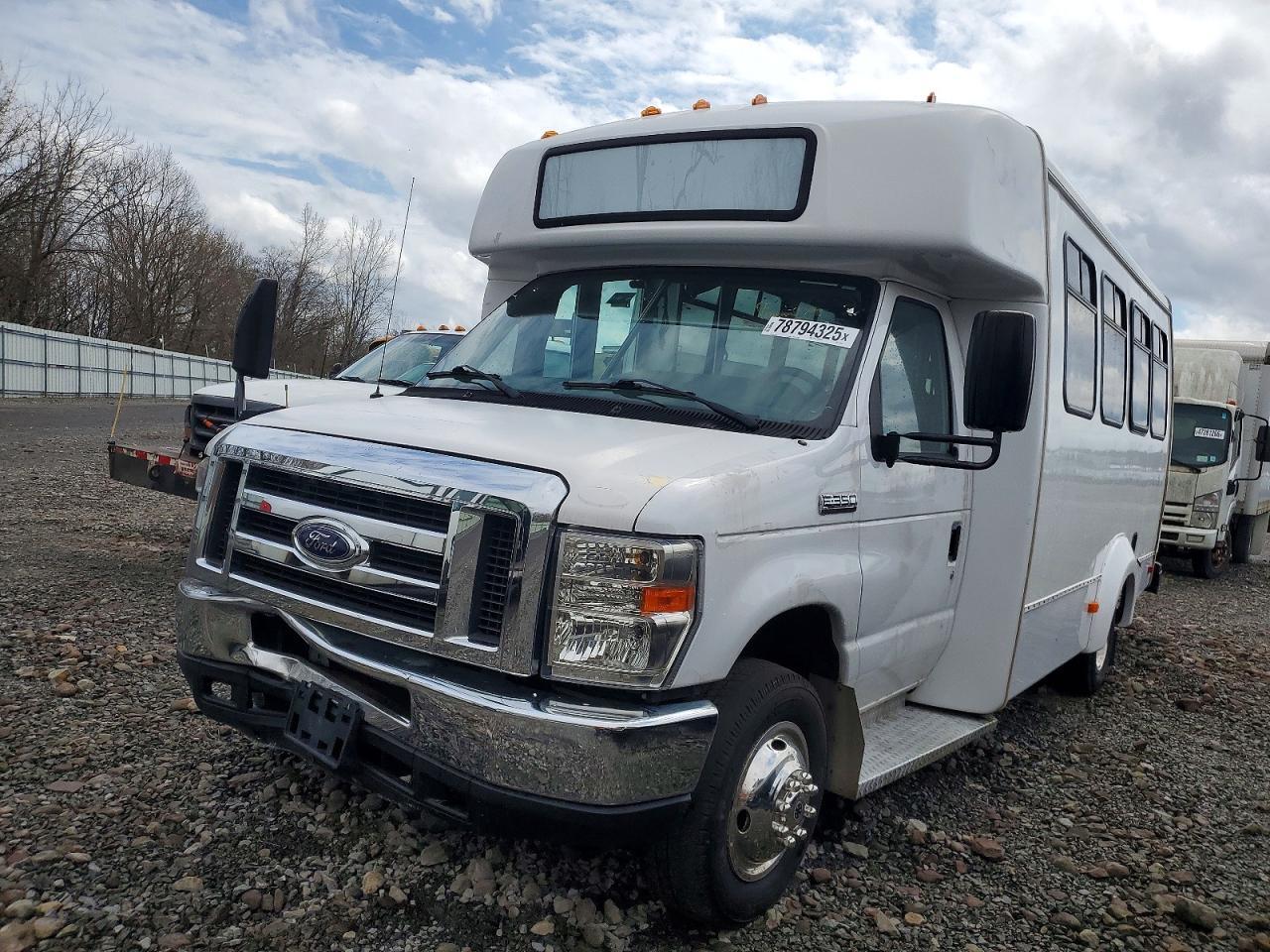 2017 Ford Econoline E350 Super Duty Cutaway Van - Image 2