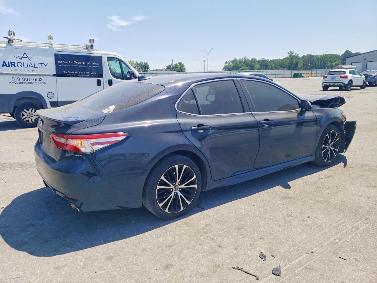 2020 Toyota Camry Se - Фото 3