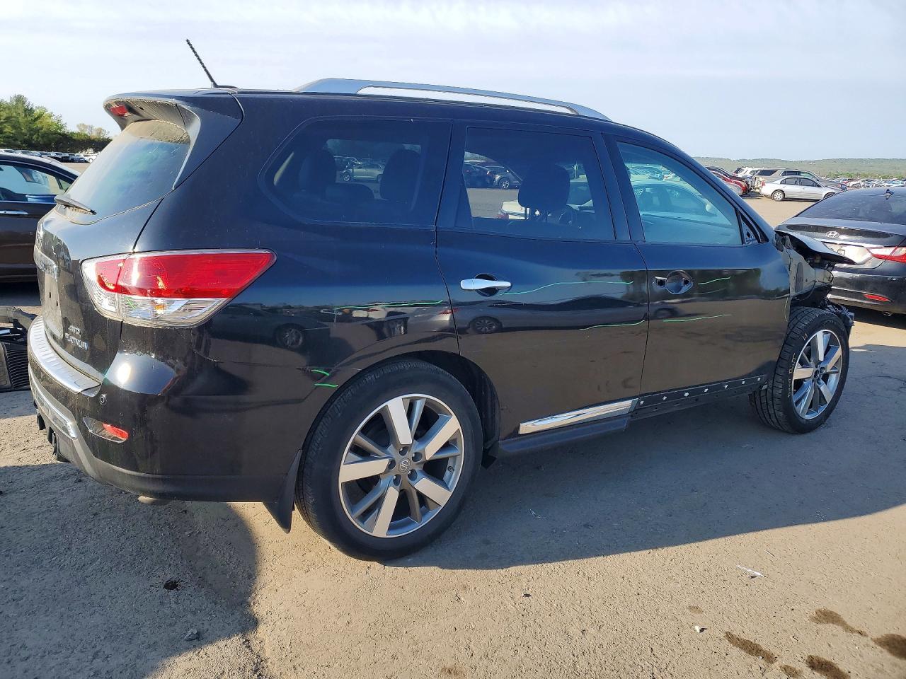 2015 Nissan Pathfinder S - Image 3
