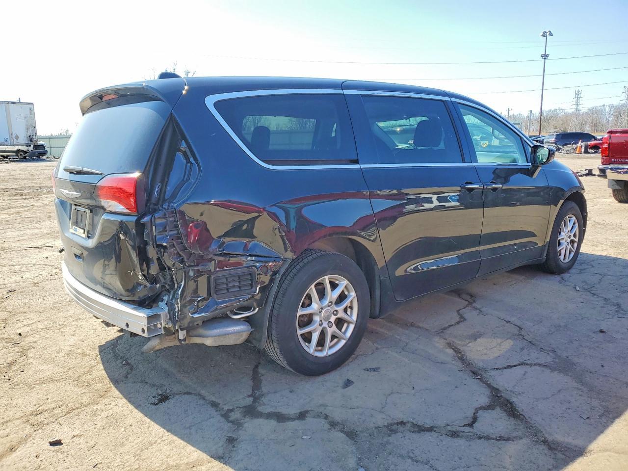 2020 Chrysler Pacifica Touring - Фото 3