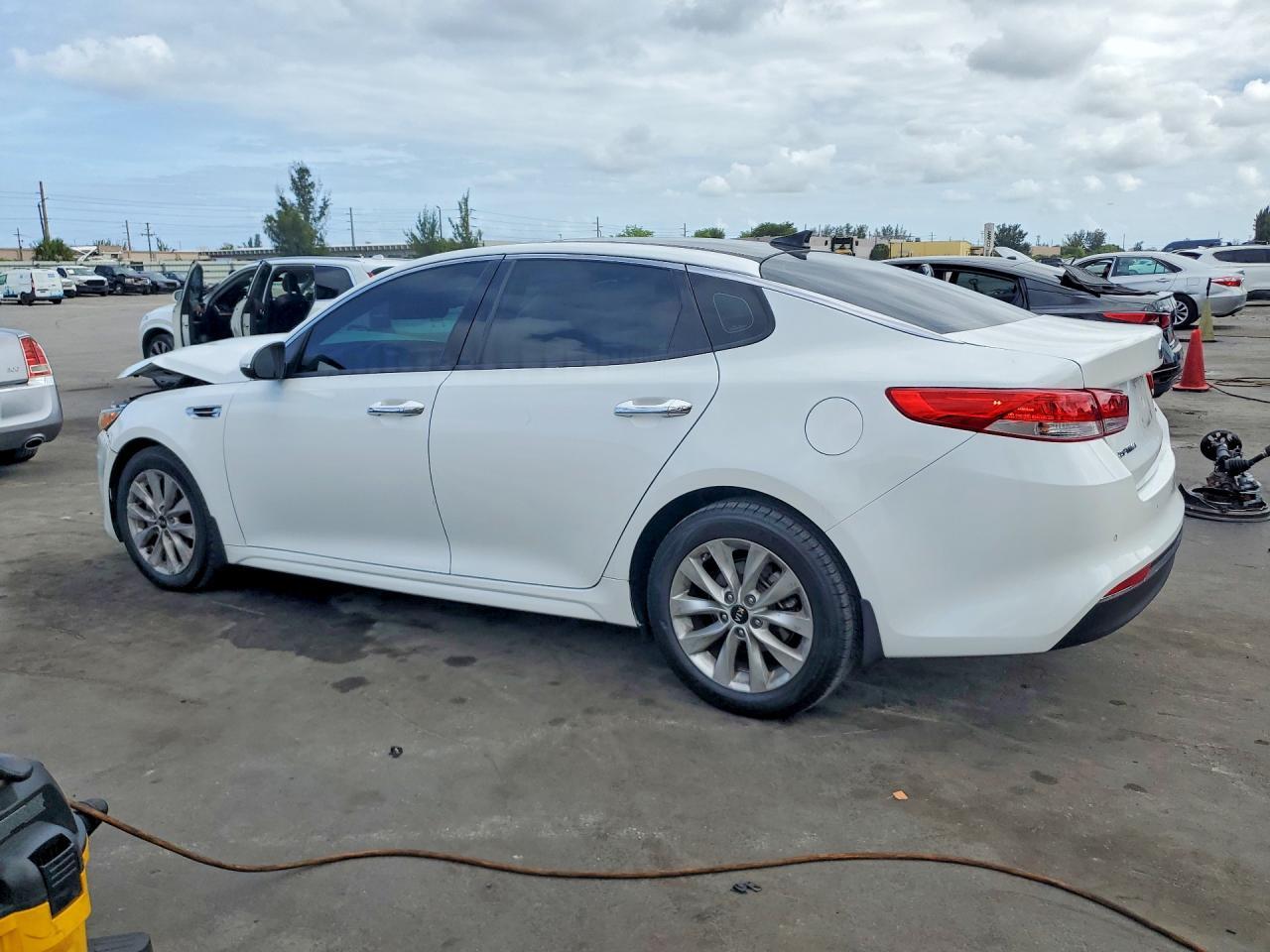 2018 Kia Optima Ex - Image 2