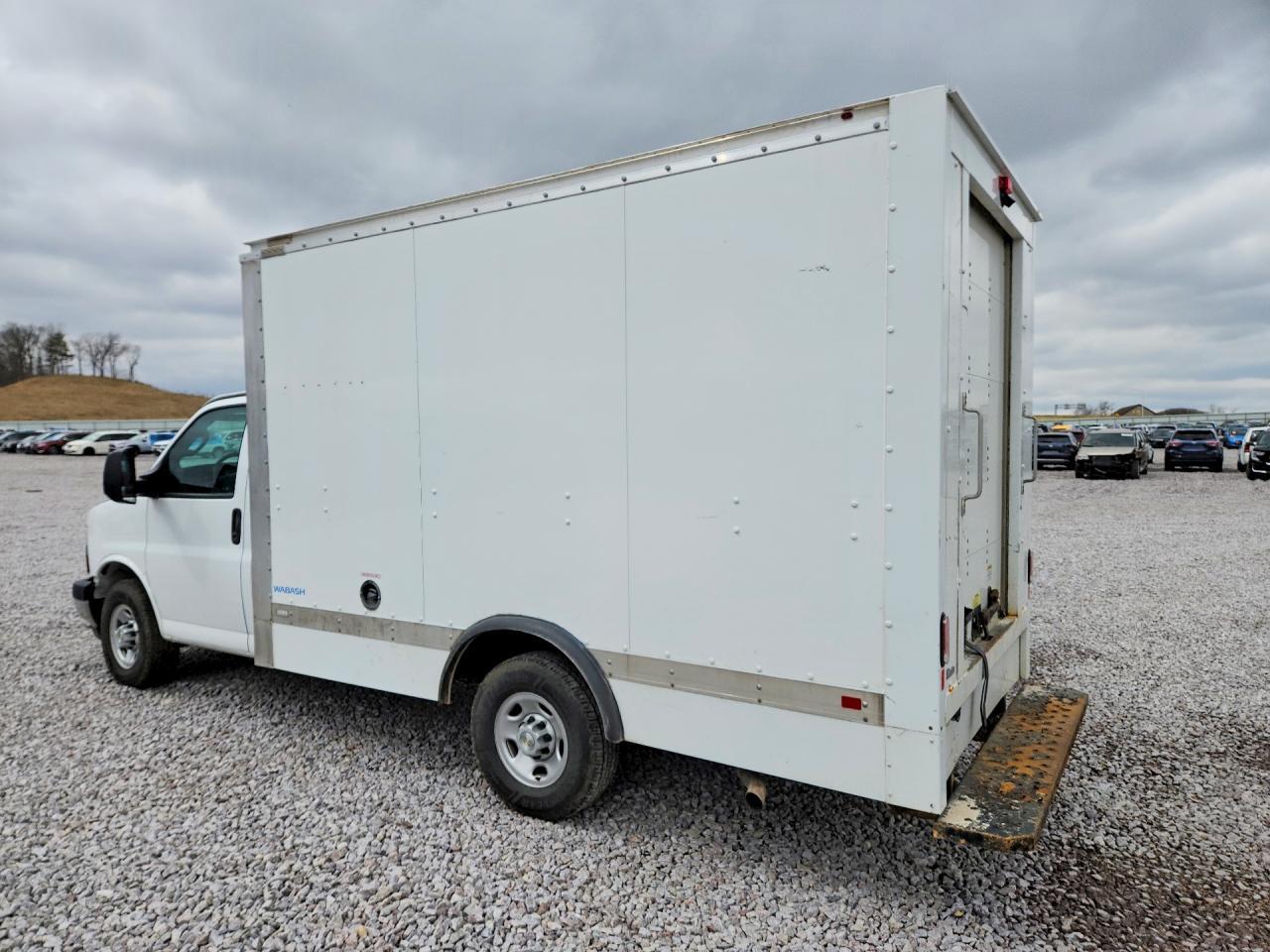 2023 Chevrolet Express Box Truck - Фото 2
