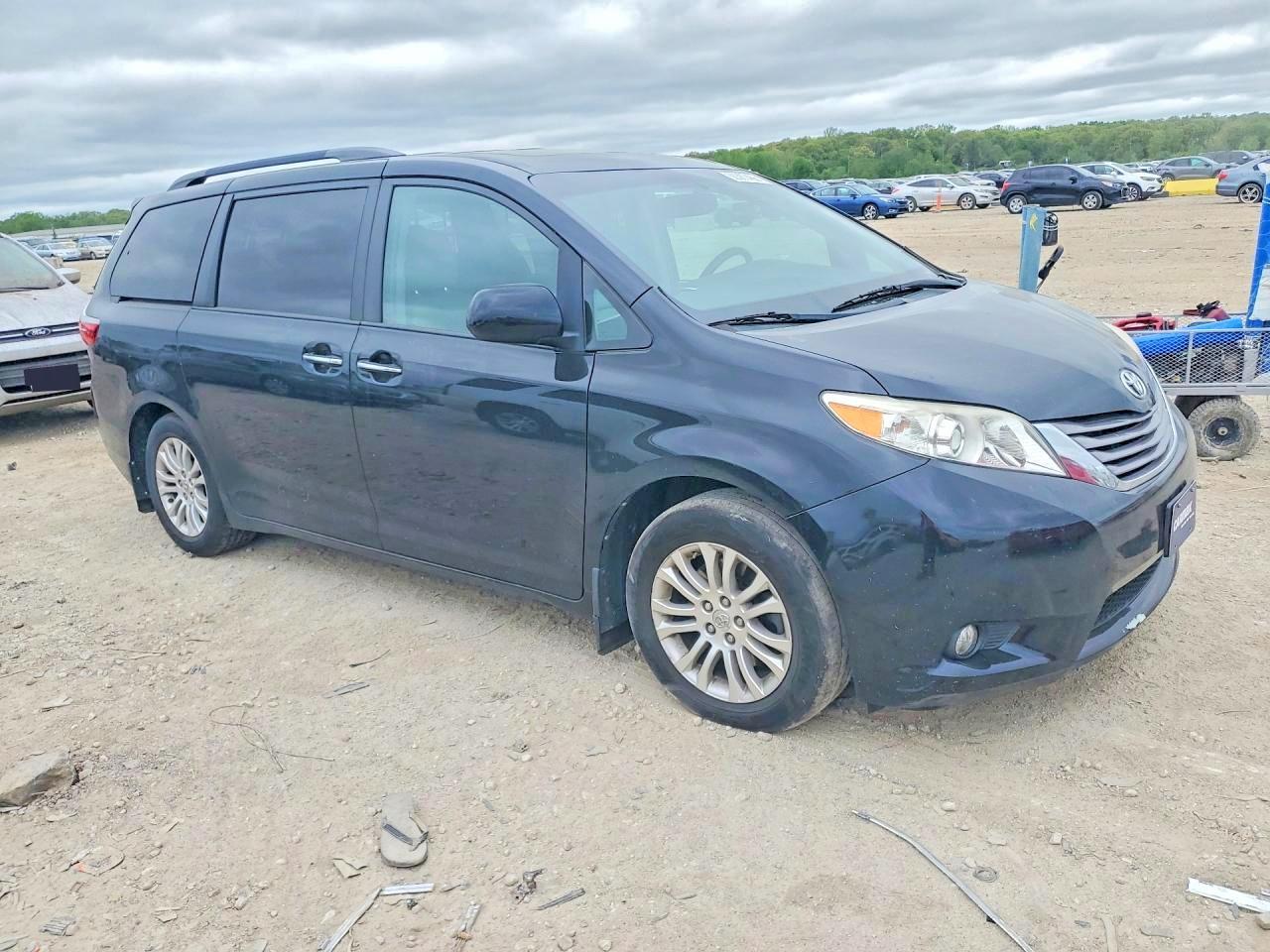 2015 Toyota Sienna Xle 8-Passenger - Фото 4