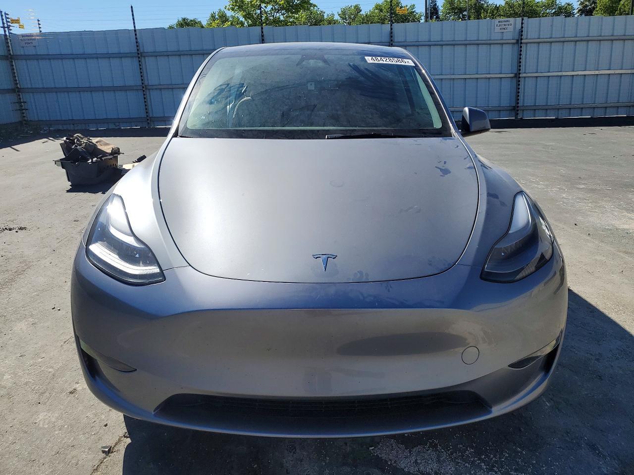 2025 Tesla Model Y - Фото 5