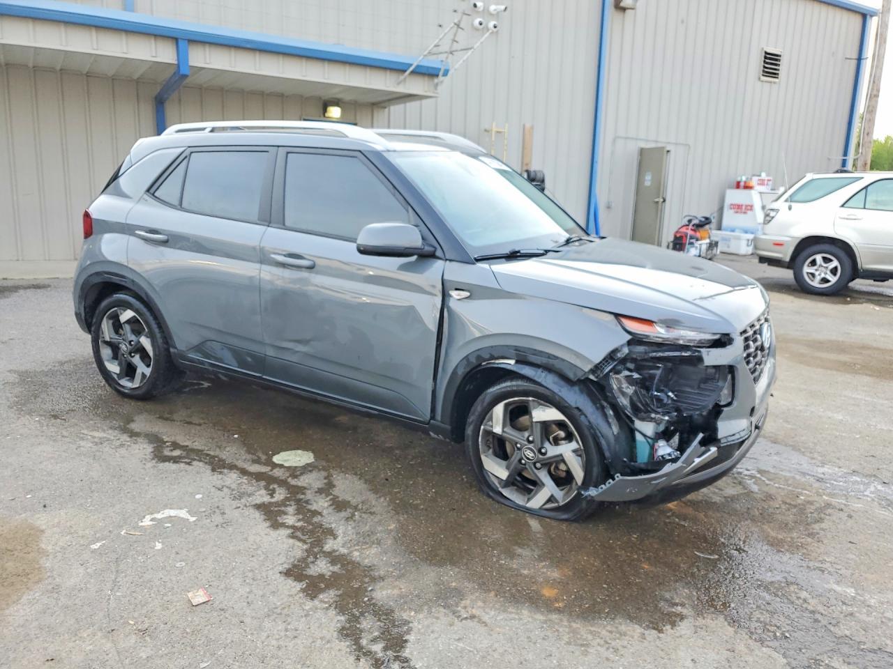 2022 Hyundai Venue Sel - Image 4