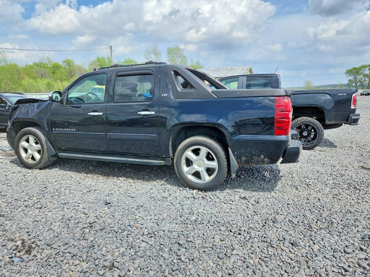 2007 Chevrolet Avalanche K1500 - Image 2