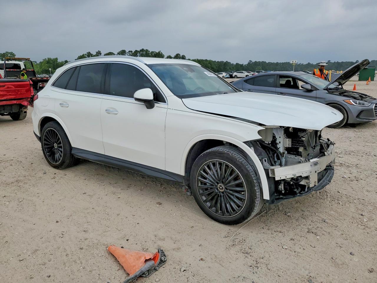 2025 Mercedes-Benz Glc 300 - Image 4