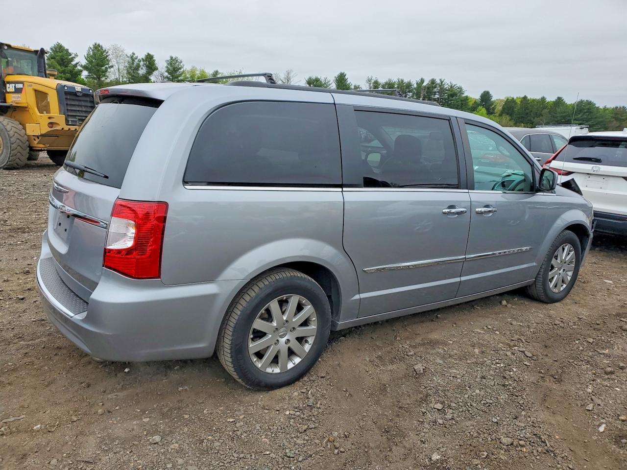 2015 Chrysler Town & Country Touring - Фото 3