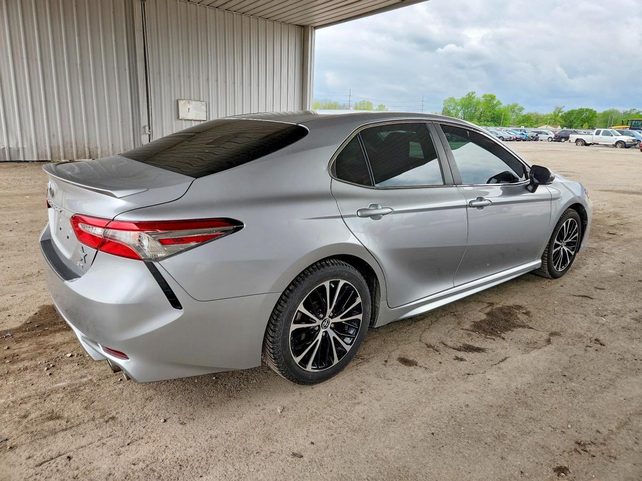 2018 Toyota Camry Se - Фото 3