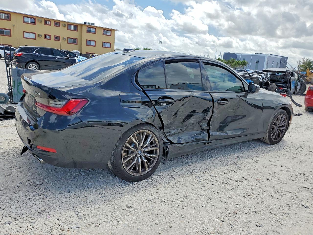 2023 BMW 330I - Фото 3