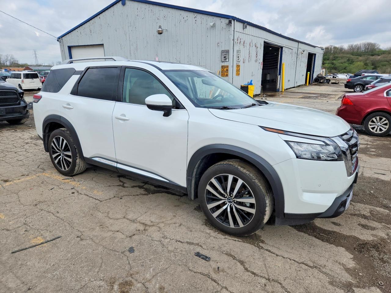 2025 Nissan Pathfinder Platinum - Image 4