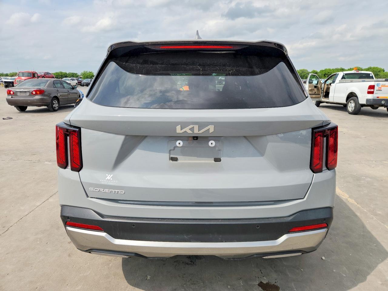 2025 Kia Sorento S - Image 6