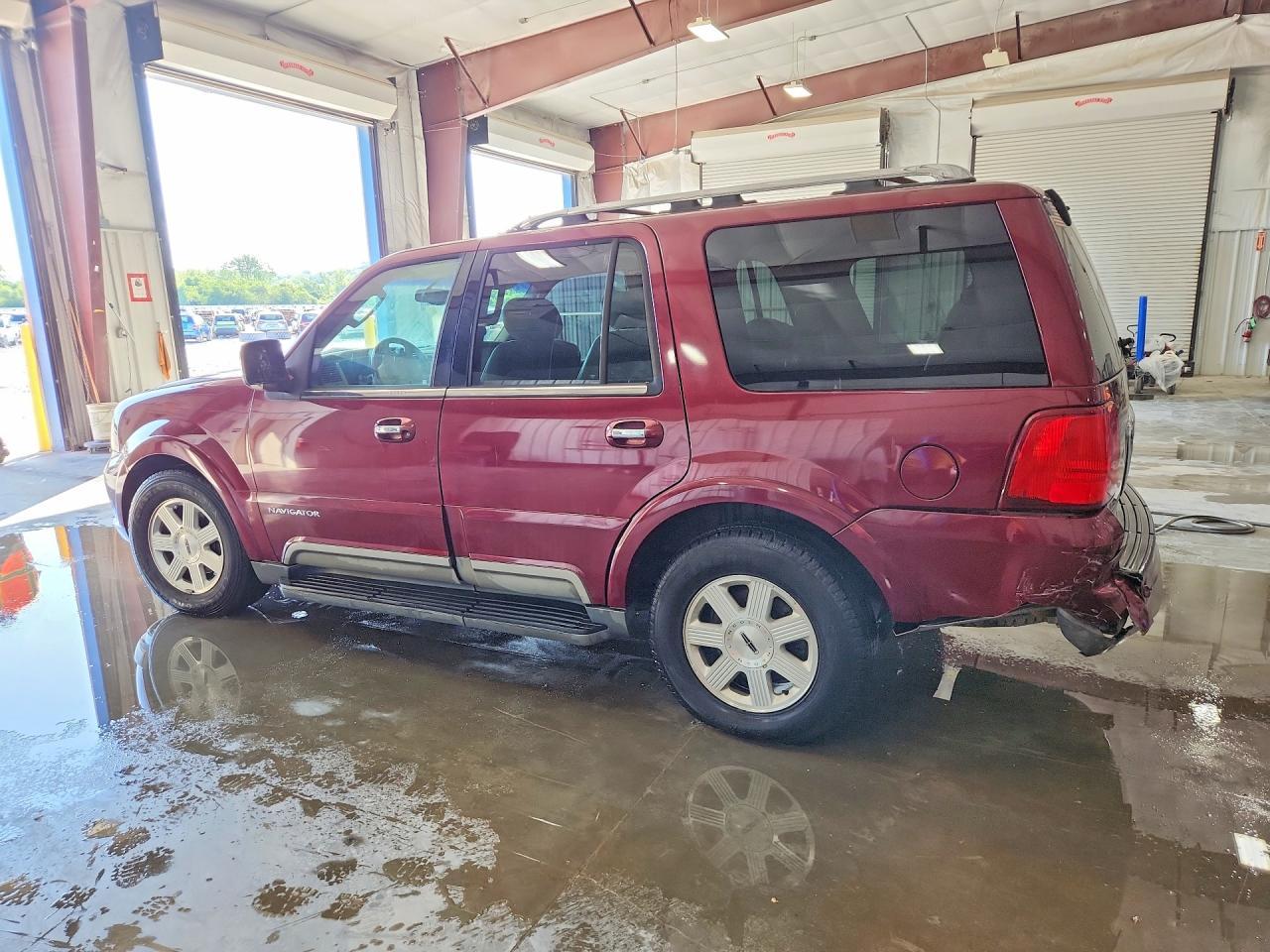 2004 Lincoln Navigator - Image 2